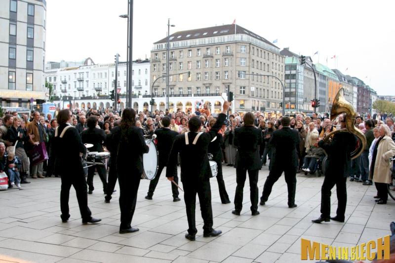 Verkaufsoffener-sonntag-walking-act-walkact-marching-band-musik-band-5