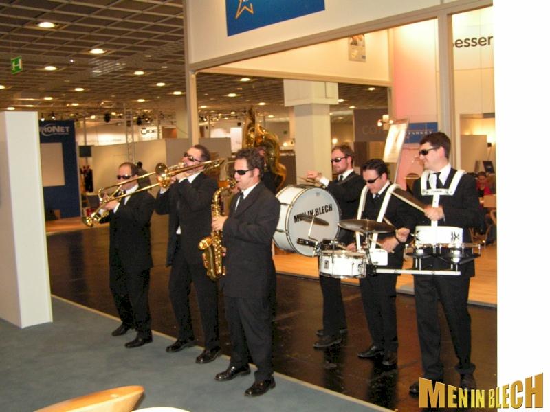 standparty-walking-act-walkact-stand-party-messe-marching-band-messestand-party-messeparty-3
