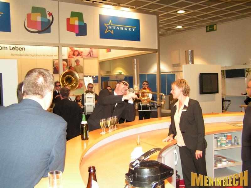 standparty-walking-act-walkact-stand-party-messe-marching-band-messestand-party-messeparty-4