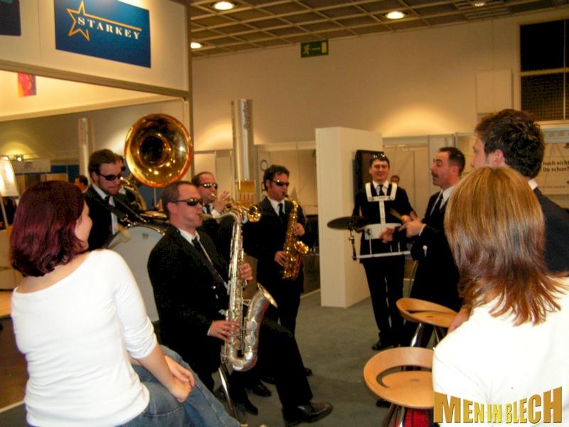 standparty-walking-act-walkact-stand-party-messe-marching-band-messestand-party-messeparty-5